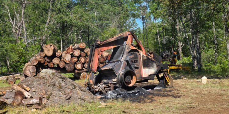Incendio en faena forestal de Santa Bárbara deja maquinaria destruida.