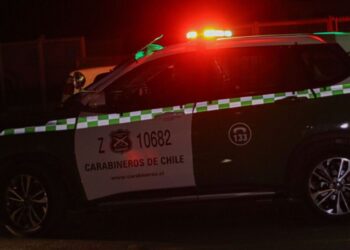 Tres asaltantes armados entran en una casa y agreden a una familia en Los Ángeles.