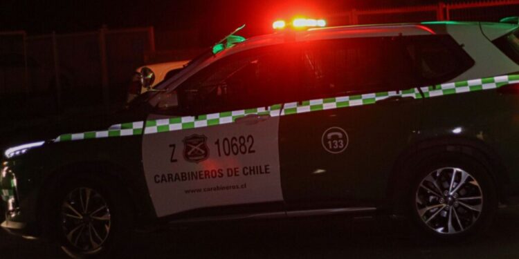 Tres asaltantes armados entran en una casa y agreden a una familia en Los Ángeles.