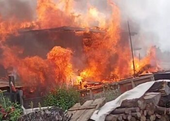 Incendio en Mulchén deja cinco viviendas afectadas y cinco voluntarios heridos.