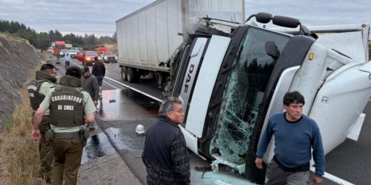 Conductor sufre lesiones tras colisión de camión en la Ruta 5 Sur, sector Saltos del Laja.