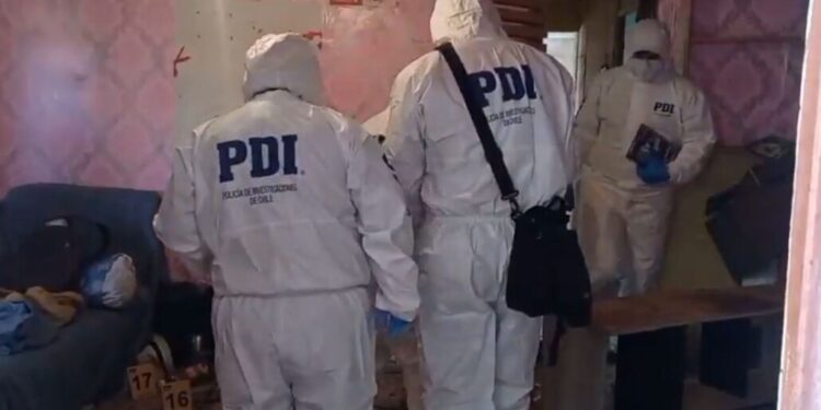 Indagan un posible enfrentamiento: Tiroteo causa la muerte de tres personas y deja tres heridos en un departamento de Quillota.