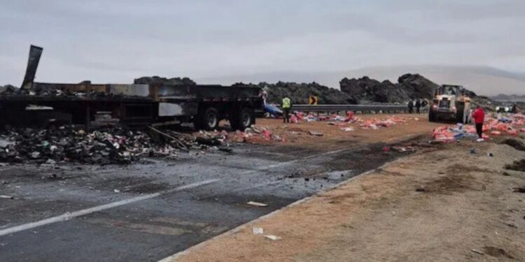 Conductor muere tras choque y posterior incendio de camiones de carga en la Ruta 5 Norte, entre Caldera y Chañaral.