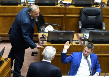 «¡Corrupto!»: Tenso enfrentamiento entre el diputado Manouchehri y el senador Espinoza durante la acusación contra el juez Ulloa.