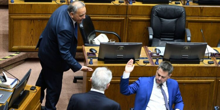 «¡Corrupto!»: Tenso enfrentamiento entre el diputado Manouchehri y el senador Espinoza durante la acusación contra el juez Ulloa.