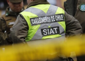 Vehículo con seis personas a bordo impacta contra un árbol, resultando en la muerte del copiloto en Santiago.