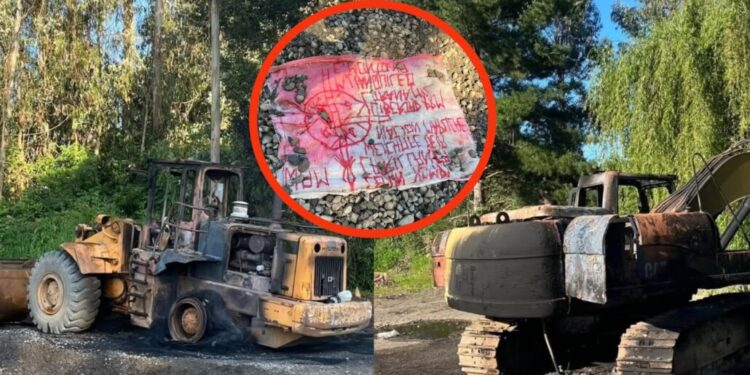 Dos maquinarias fueron destruidas en un reciente atentado incendiario en La Araucanía, donde se halló un lienzo relacionado con la causa mapuche.