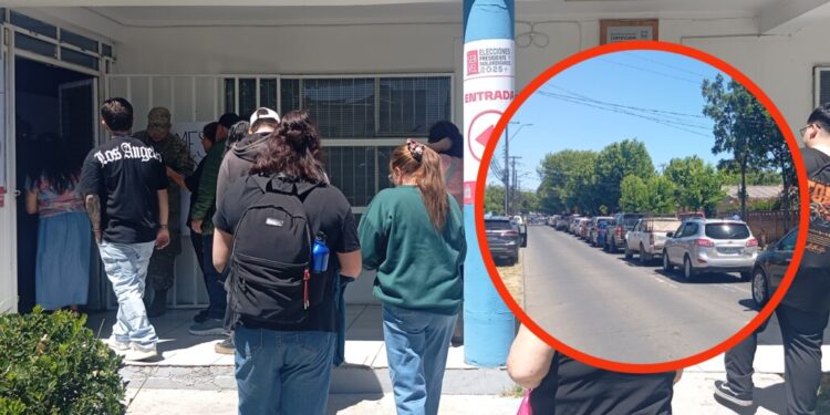 Elecciones en el sur de Los Ángeles: Extensas filas en los centros de votación y tráfico congestionado.