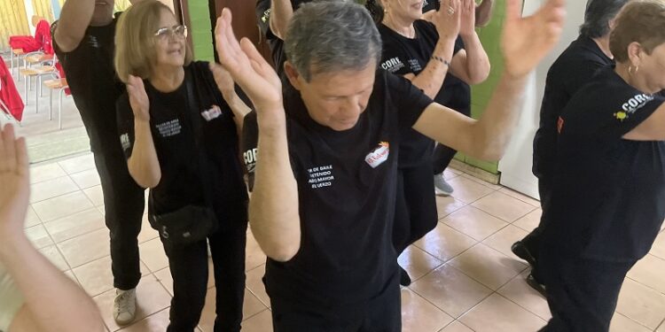 A todo ritmo se cerró el “Taller de Baile Entretenido” del Club Adulto Mayor “El Esfuerzo”