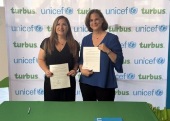 UNICEF y Turbus sellan acuerdo para fomentar los derechos de la infancia en Chile.