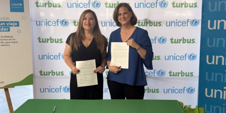 UNICEF y Turbus sellan acuerdo para fomentar los derechos de la infancia en Chile.
