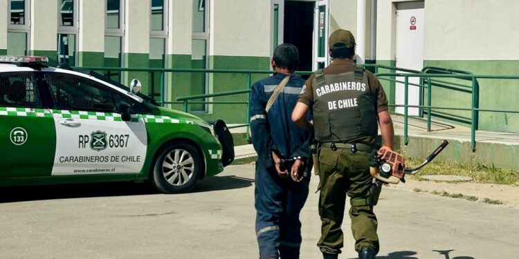 Detienen a un empleado que provocó un incendio forestal en Limache con una máquina orilladora.