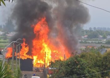 Incendio violento en La Cruz causa lesiones a un voluntario y requiere refuerzos de localidades cercanas.