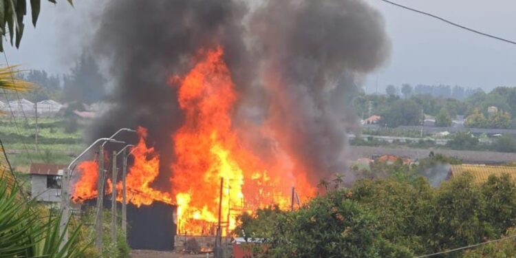 Incendio violento en La Cruz causa lesiones a un voluntario y requiere refuerzos de localidades cercanas.