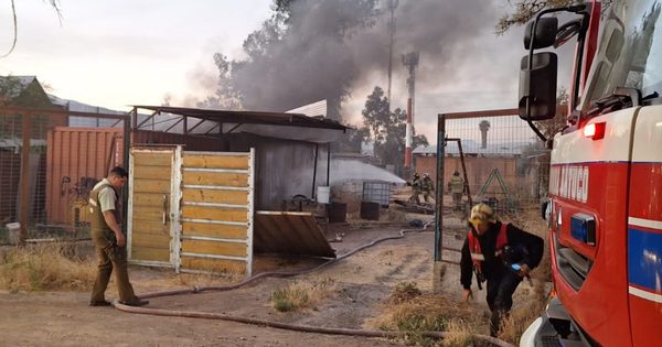 Incendio en contenedor activa a Bomberos de Colina-Lampa.