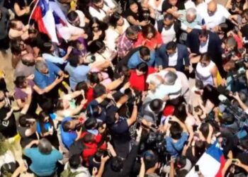 Sin escoltas ni vidrios blindados: caos total en la votación de Jeannette Jara en Conchalí.