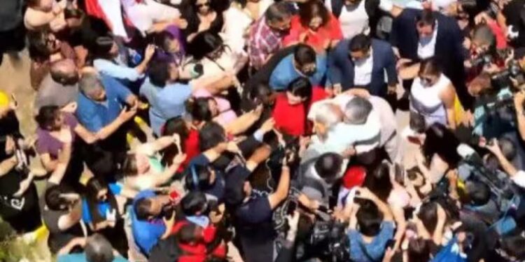 Sin escoltas ni vidrios blindados: caos total en la votación de Jeannette Jara en Conchalí.