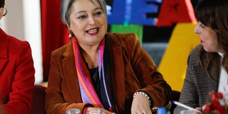 Con el fin de evitar conflictos: Jeannette Jara dejaría el PC si es elegida presidenta.