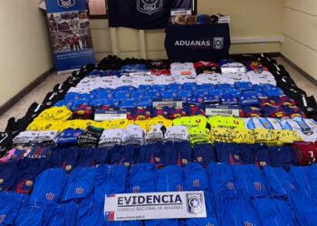 Descubren un millonario contrabando de camisetas de fútbol falsificadas en un bus procedente de Arica.
