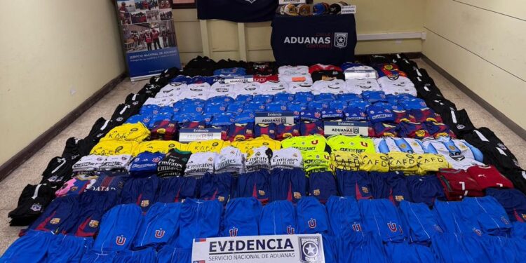 Descubren un millonario contrabando de camisetas de fútbol falsificadas en un bus procedente de Arica.