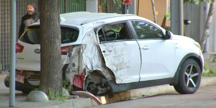 Un choque violento entre un automóvil y un árbol en Santiago deja un fallecido: el conductor fue detenido por carecer de licencia y documentos.