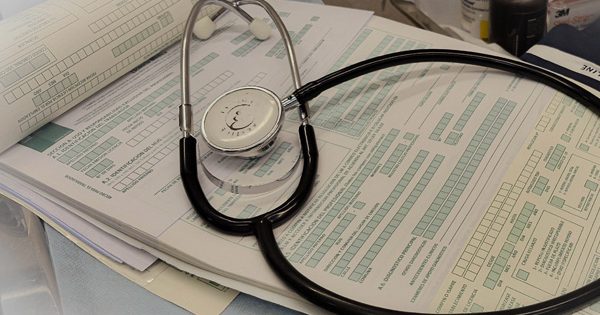 Nueva norma permite que la PDI y el SII entreguen info para aprobar licencias médicas.