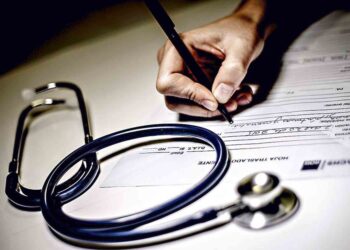 Se permitirá solicitar información al SII, PDI y fotos en redes: Suseso actualiza regulaciones relacionadas con licencias médicas.