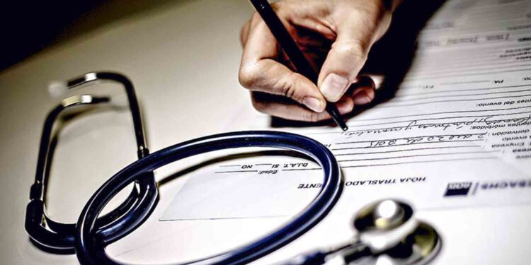 Se permitirá solicitar información al SII, PDI y fotos en redes: Suseso actualiza regulaciones relacionadas con licencias médicas.