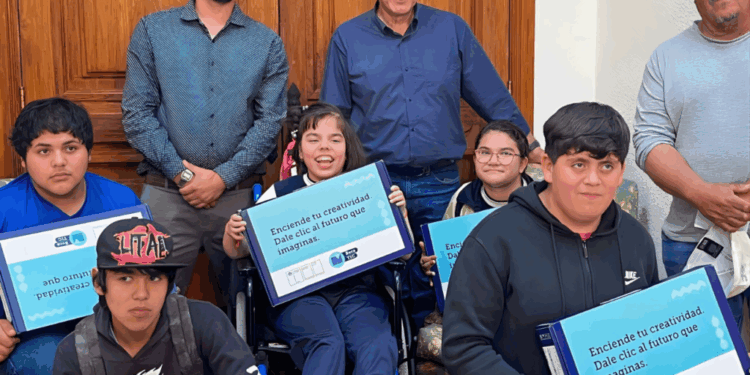 Beca TIC apoya a estudiantes con NEE en Linares.