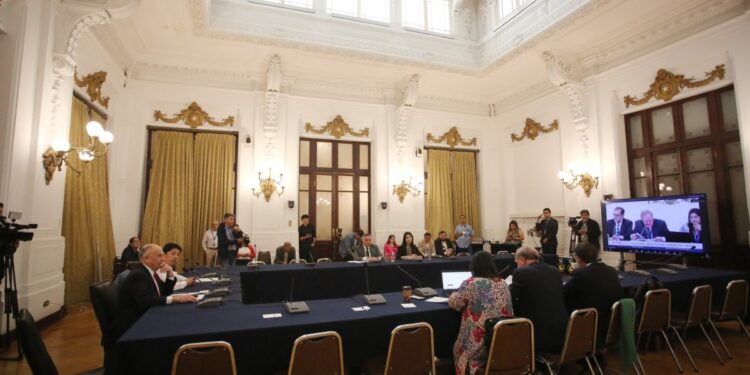 La comisión encargada de la Acusación Constitucional contra Pardow votará el informe este lunes.