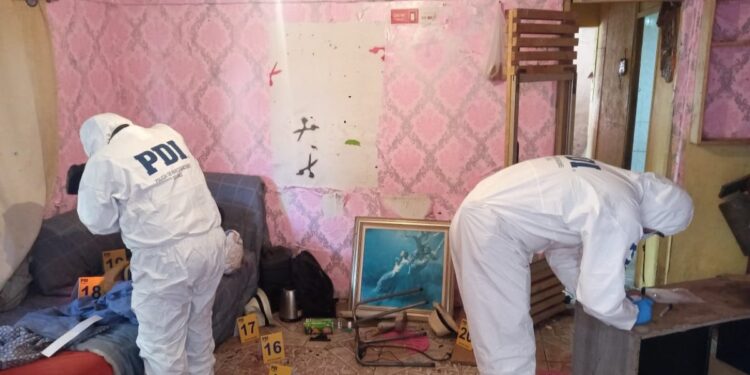 Noche de terror en Quillota: un ataque armado contra una banda rival resultó en tres muertos y cuatro heridos en un departamento donde se celebraba una fiesta.