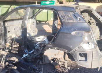 Carabineros descubre un taller mecánico ilegal en una propiedad de Catemu y recupera dos autos robados en la región Metropolitana.