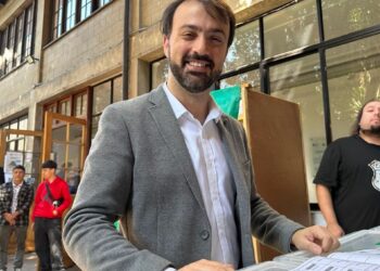 Jorge Sharp responde a las críticas sobre su apoyo a Karol Cariola: «Es necesario exigir altura a todos los candidatos».