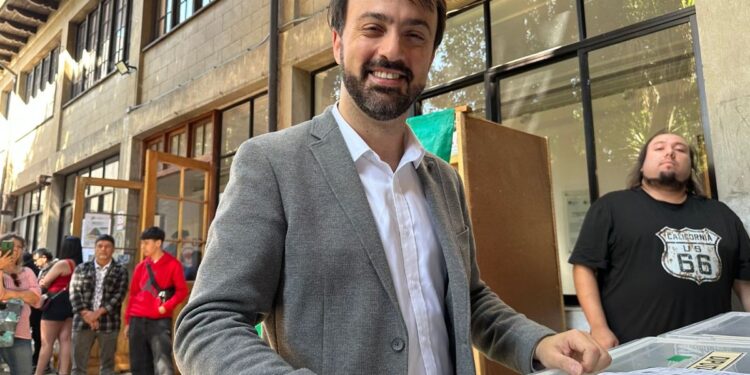 Jorge Sharp responde a las críticas sobre su apoyo a Karol Cariola: «Es necesario exigir altura a todos los candidatos».