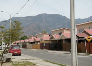 Proyecto «Los Nogales 1»: 54 familias de Catemu obtuvieron las escrituras que las reconocen como propietarias de sus hogares.