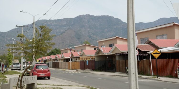 Proyecto «Los Nogales 1»: 54 familias de Catemu obtuvieron las escrituras que las reconocen como propietarias de sus hogares.