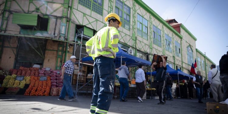 La fachada del Mercado Cardonal de Valparaíso será objeto de un intenso proceso de pintura y embellecimiento.