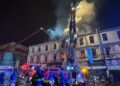 Intenso incendio impactó un edificio de tres pisos en la Av. Argentina de Valparaíso: las divisiones internas del inmueble complicaron la extinción del fuego.