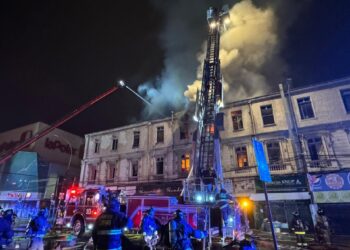 Intenso incendio impactó un edificio de tres pisos en la Av. Argentina de Valparaíso: las divisiones internas del inmueble complicaron la extinción del fuego.