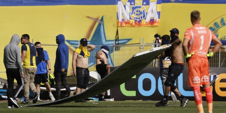 Everton jugará tres partidos en casa sin aficionados debido a la invasión de barristas en el estadio Sausalito.
