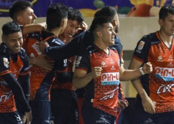 D. Limache se distancia de la zona de descenso al ganar a U. Española, que se encuentra al borde del descenso.