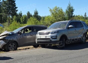 Accidente entre dos vehículos causa tres heridos en zona rural de Los Ángeles.
