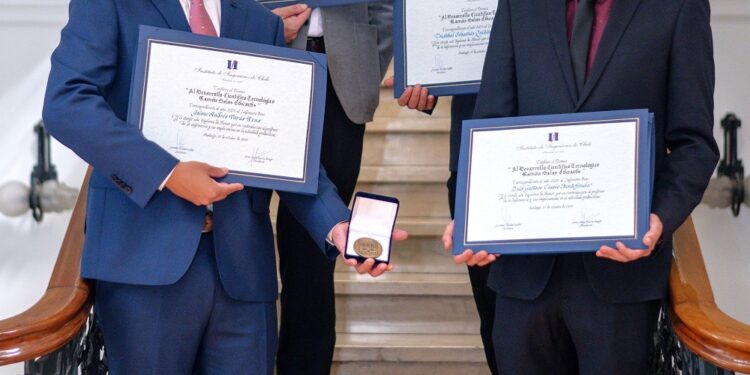 Premio Ramón Salas Edwards 2025 reconoce la innovación en agricultura de precisión de una investigación destacada.