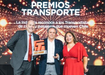 Turbus recibe un reconocimiento en los Premios Transporte 2025 por su contribución al desarrollo del rubro.