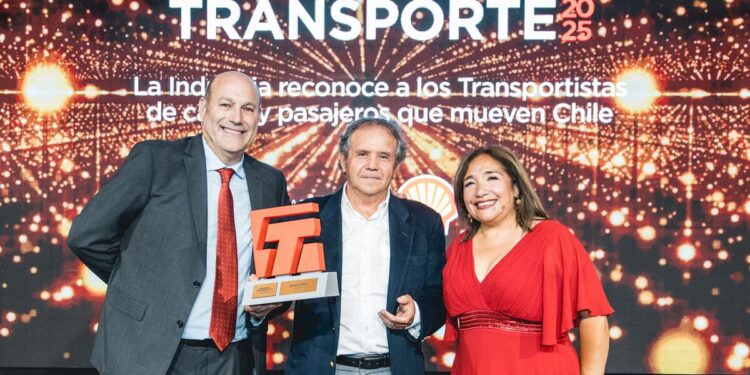 Turbus recibe un reconocimiento en los Premios Transporte 2025 por su contribución al desarrollo del rubro.