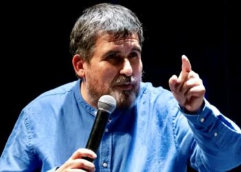 El coordinador estratégico destituido de Jeannette Jara reconoce que fue «inusualmente burlón y descalificador» con los Parisi.