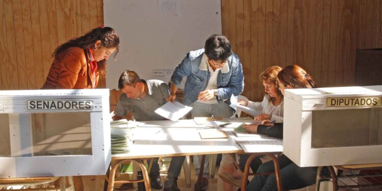 Conflicto entre elector y vocal de mesa en Linares se soluciona con una salida alternativa: se acordaron disculpas públicas.