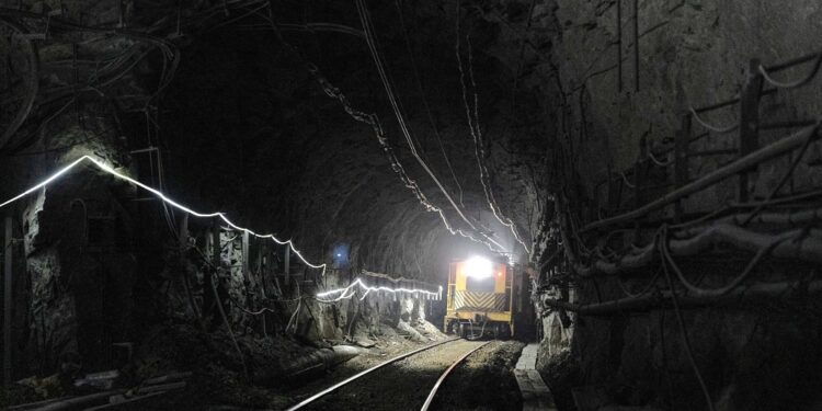 Plan de iluminación del Túnel Teniente 8 aumenta la seguridad de los trabajadores.