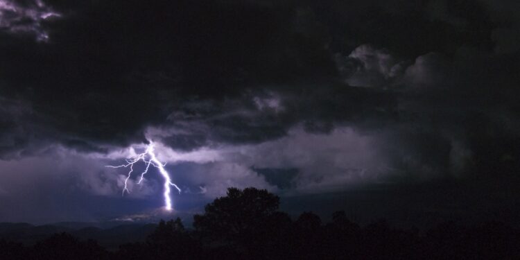 SENAPRED emite alerta preventiva en el Maule por posibles tormentas eléctricas.
