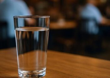 Avanza en el Congreso proyecto que obligará a los restaurantes a ofrecer agua potable gratis.